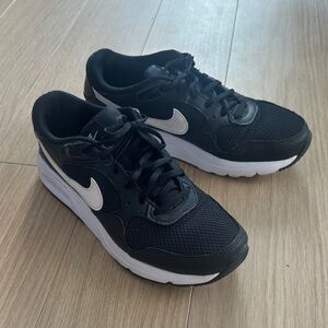 Nike Women's Black and White Sneakers
